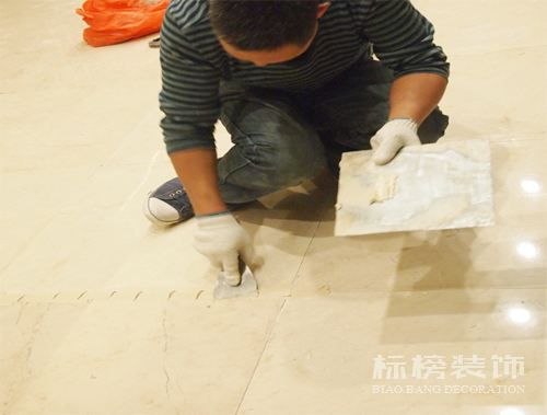 办公室装修瓷砖上铺木地板可以吗？